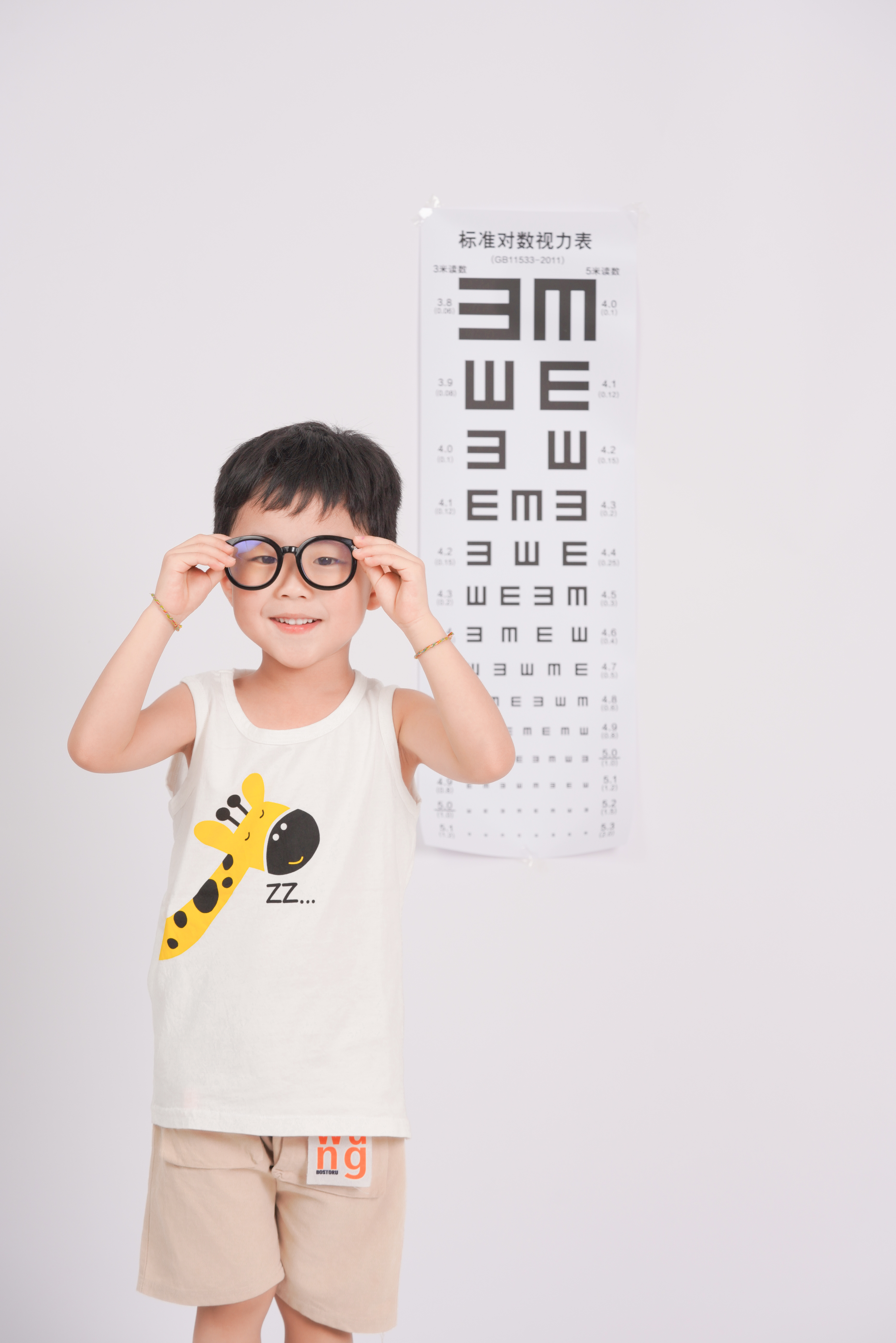 千库网_查视力白天男孩室内视力表摄影图配图_摄影图编号207263.jpg
