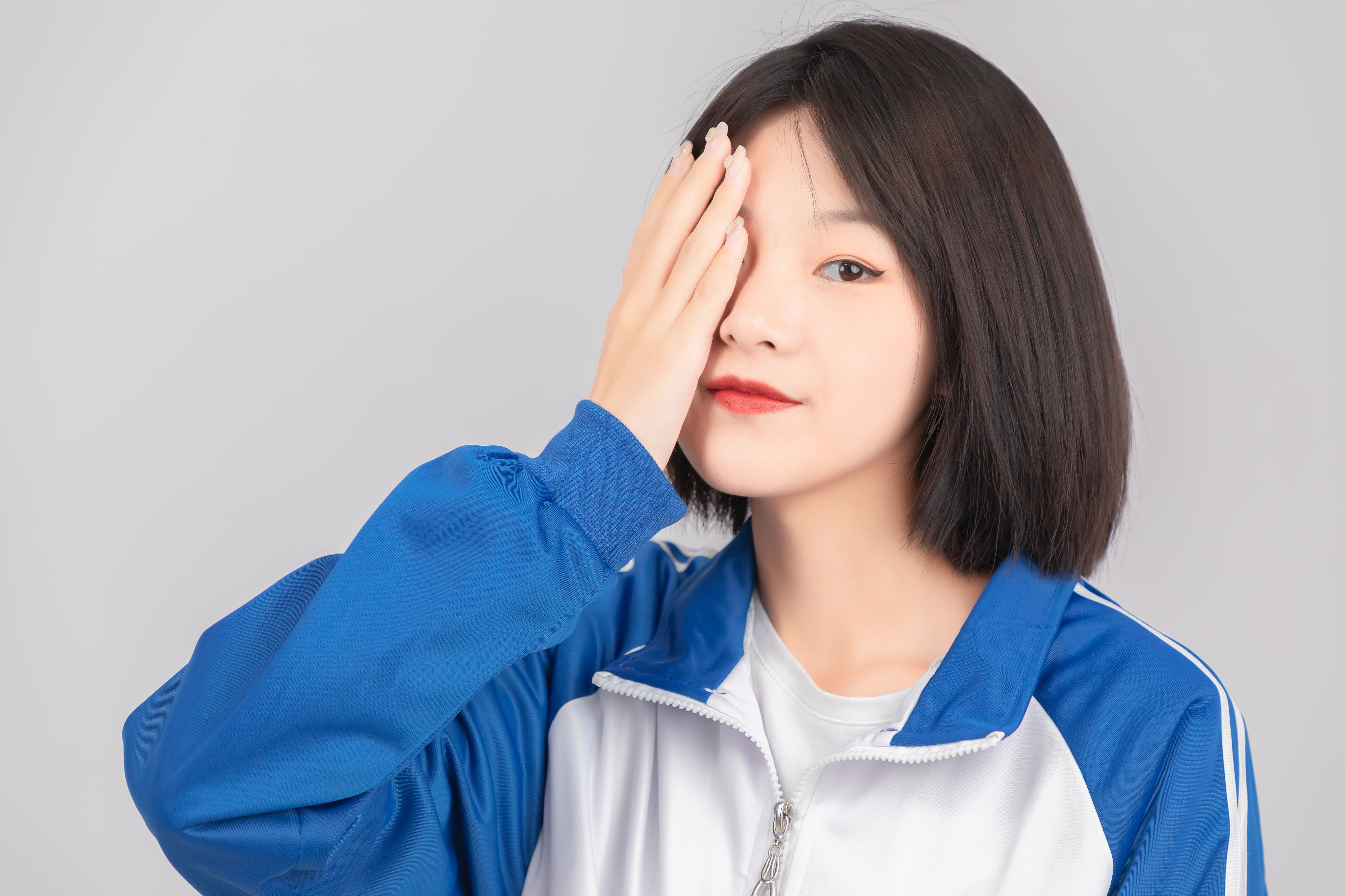 千库网_美女早上视力家里捂眼睛摄影图配图_摄影图编号200530.jpg