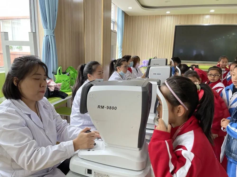 关爱学生眼健康 视力筛查进校园(图2)